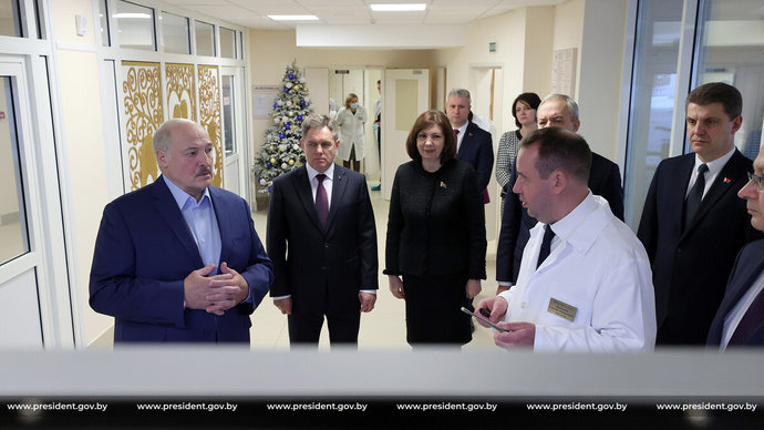 Лукашенко призвал развивать репродуктивные технологии в Беларуси более активно