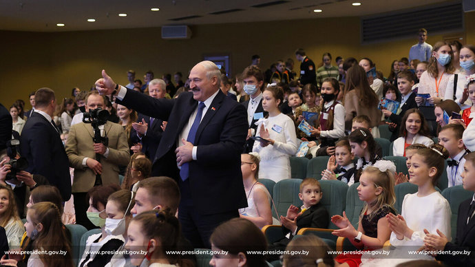 Гродненские школьницы сделали и подарили Лукашенко игрушку из войлока