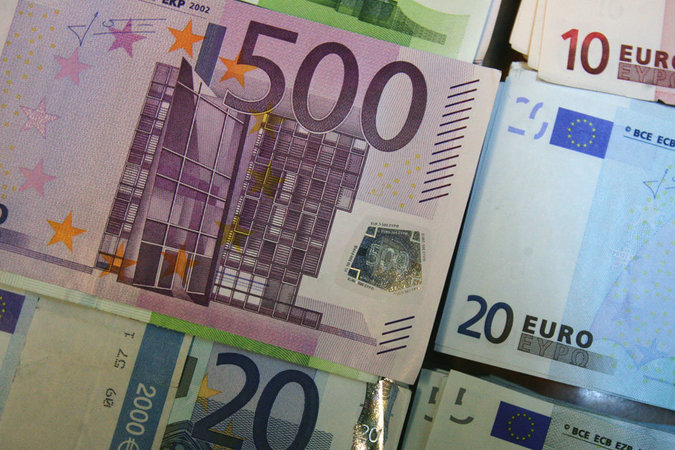 БВФБ: На первых торгах недели подешевел евро
