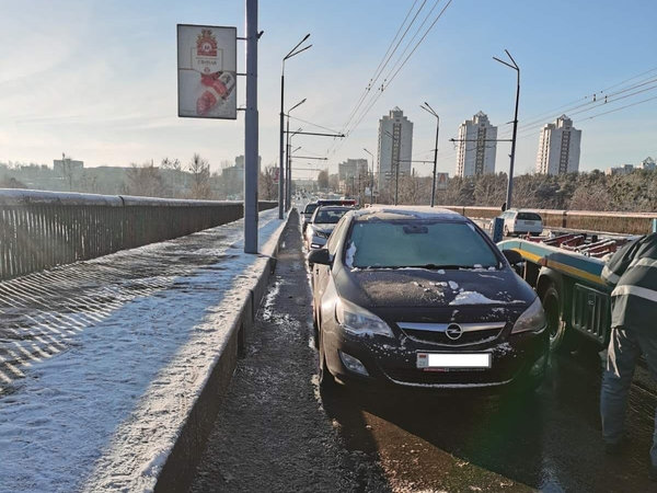 Пробка на ул. Поповича: мужчина припарковал авто прямо на мосту