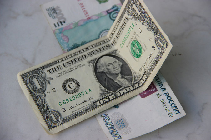 Биржа Беларуси рассказала, как доллар начал новую валютную неделю в стране