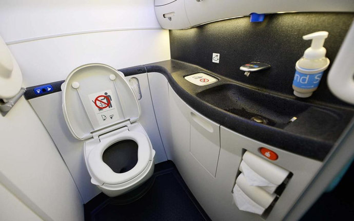 Американка, узнавшая о положительном тесте на COVID-19, на несколько часов застряла в туалете самолета