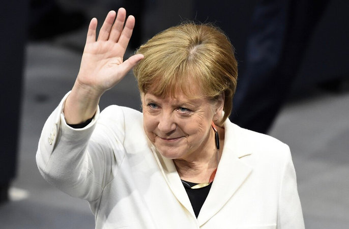 Меркель проводили с должности под песню панк-рокерши