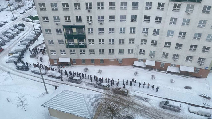 Минздрав объяснил, почему в понедельник в Минске большие очереди в поликлиниках