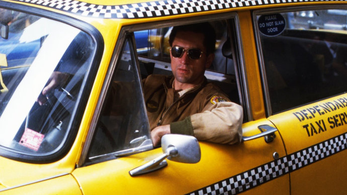 В Молодечно таксист за ноги вытащил сотрудницу налоговой инспекции из машины