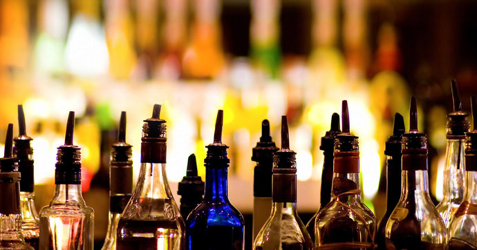 В Волковыске подростки украли у родителей подруги 6 бутылок элитного алкоголя