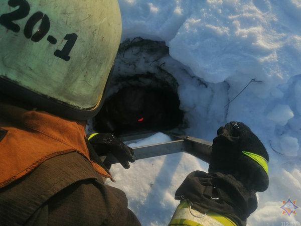 В Могилевской области спасатели достали ребенка из 3-метрового колодца