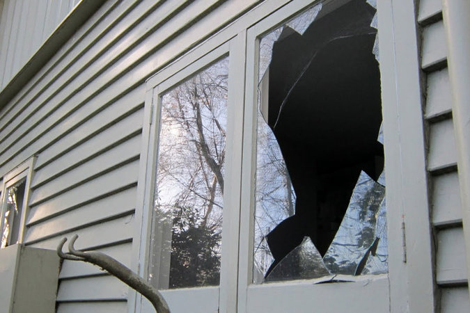 В Ошмянах подростки разбили окна в нескольких домах, едва не задев камнем одну из жительниц