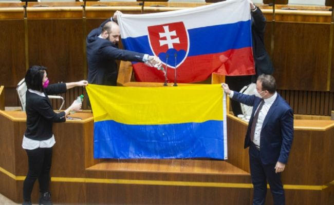 В Словакии депутаты надругались над флагом Украины