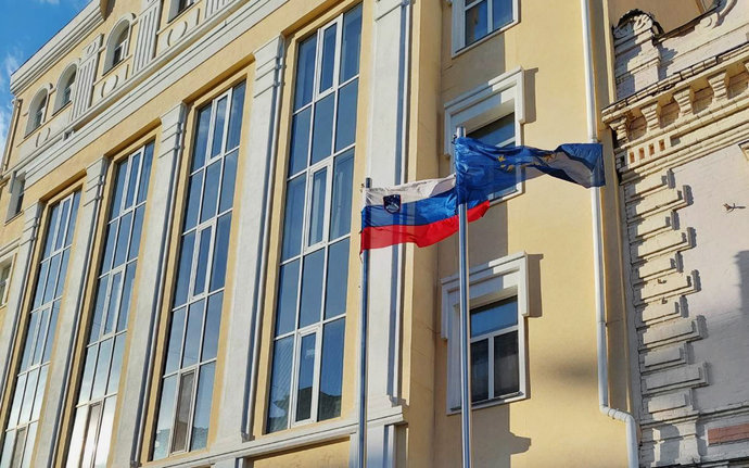 Посольство Словении в Киеве лишили флага из-за его сходства с российским