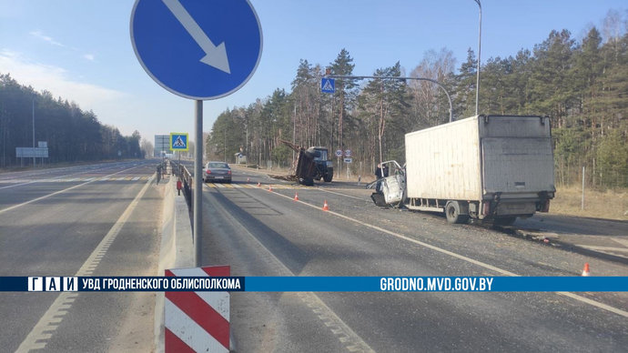 На трассе М6 в трактор врезался грузовик. Водитель последнего в реанимации