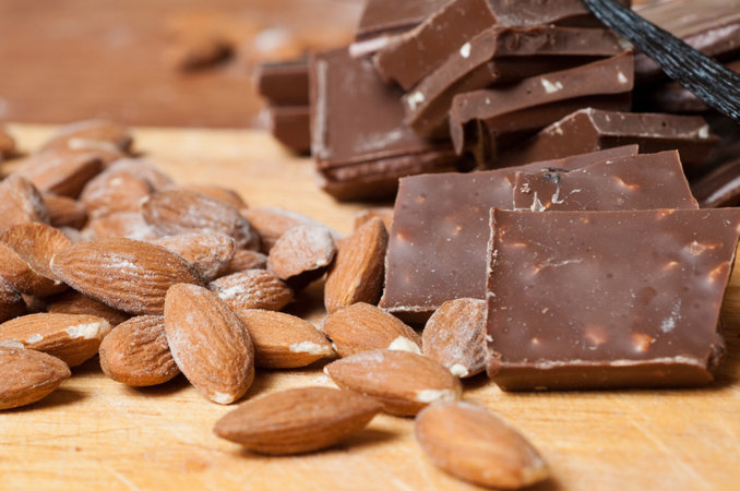 Терапевт рассказал о влиянии шоколада и орехов на давление и уровень холестерина