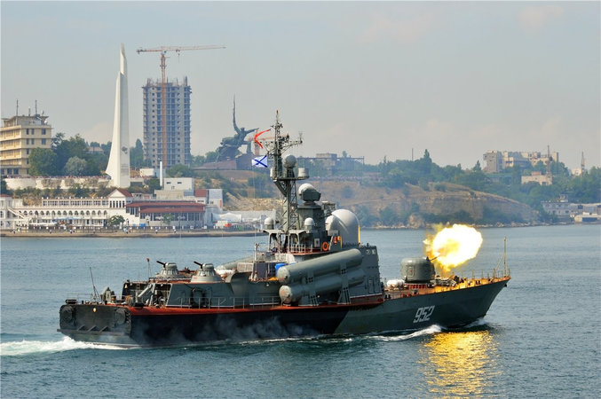 Черноморский флот РФ предотвратил атаку водных дронов в Севастополе