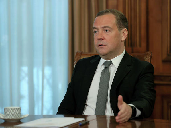 Медведев призвал выслать из России послов ЕС после отказа от встречи с Лавровым