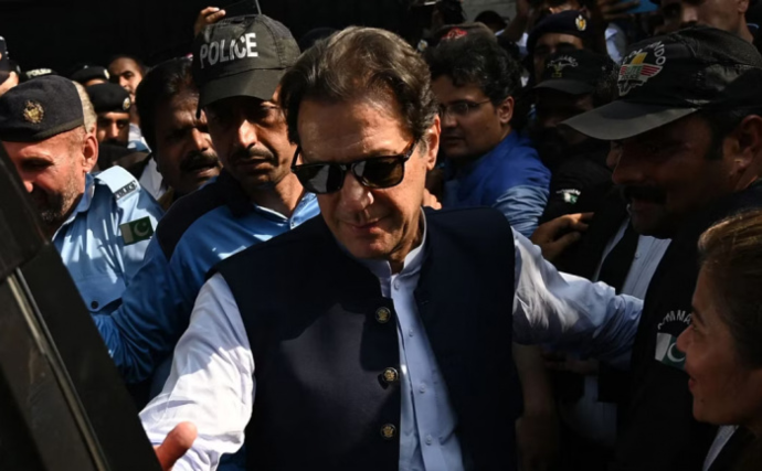 Экс-премьера Пакистана Хана освободили под залог 