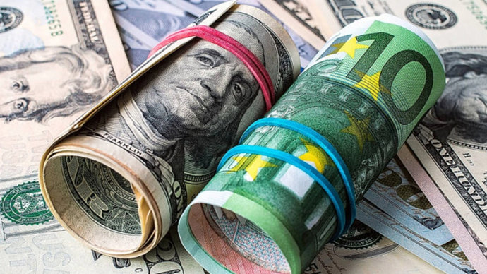 Нацбанк Беларуси 18 августа снизил курсы доллара и евро