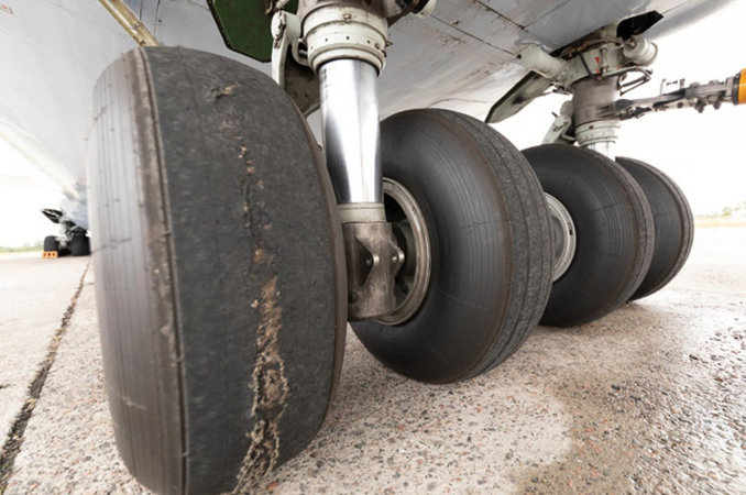 В Национальном аэропорту «Минск» совершил посадку самолет с лопнувшим колесом