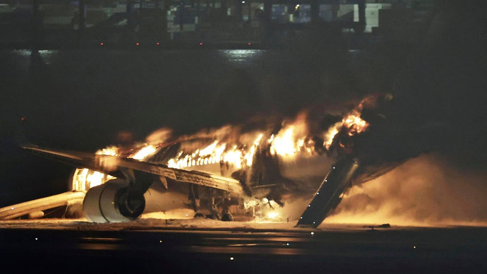 Погибли пять членов экипажа после столкновения самолетов в Токио
