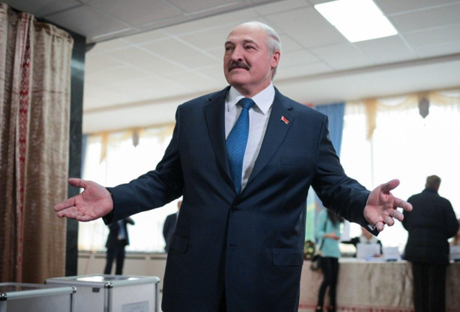 «Беллегпром» шьет костюм для Лукашенко