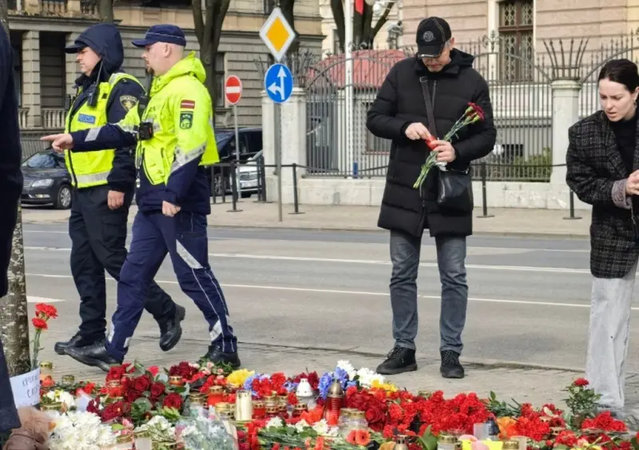 Власти Латвии запрещает приносить цветы к российскому посольству в связи с терактом