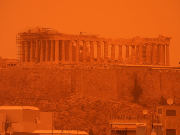 Небо над Афинами окрасилось в красно-желтый цвет из-за пыли