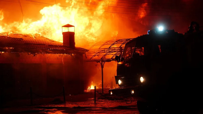 Из-за атаки беспилотников горят объекты ТЭК в Смоленской области