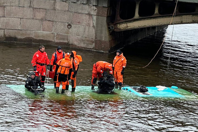 В Санкт-Петербурге автобус с пассажирами упал в реку, есть погибшие