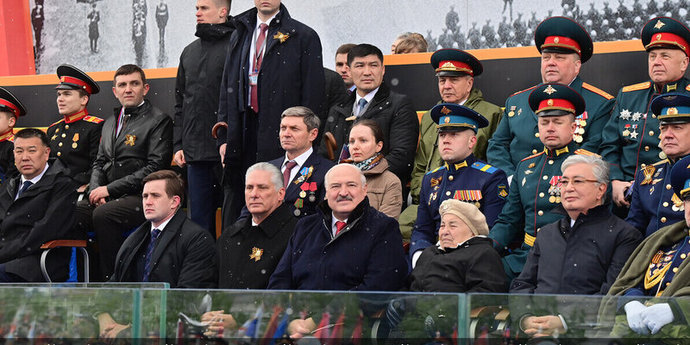 Александр Лукашенко на параде Победы в Москве отдал куртку ветерану Великой Отечественной войны