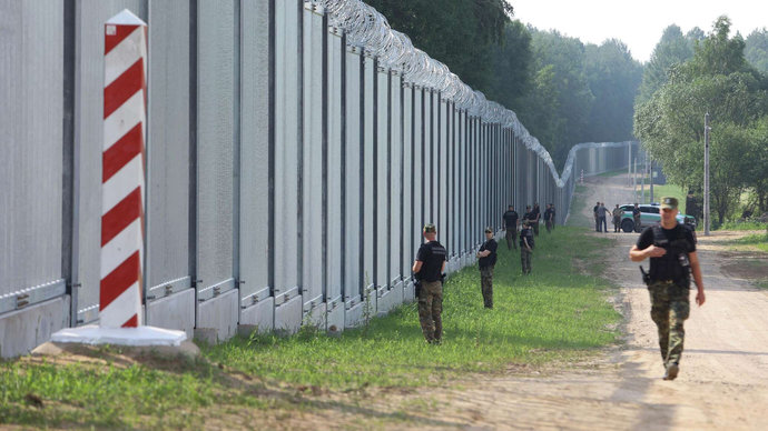 Из-за нападений мигрантов польское руководство усилило охрану границы с Беларусью