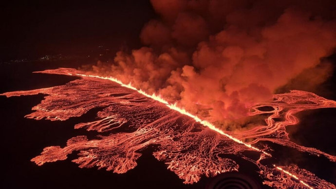 Вулкан в Исландии на полуострове Рейкьянес снова начал извержение