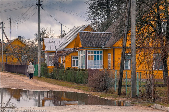 желтые деревенские дома