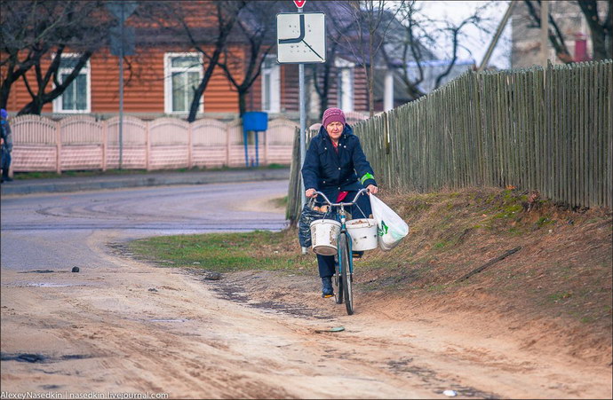 женщина едет на велосипеде