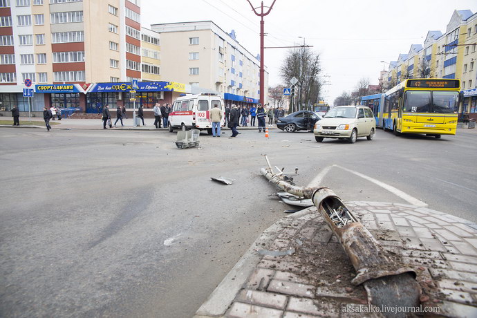 ДТП Мерседес сбил светофор в Гродно