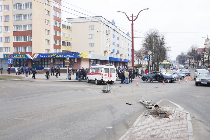 ДТП Мерседес сбил светофор в Гродно