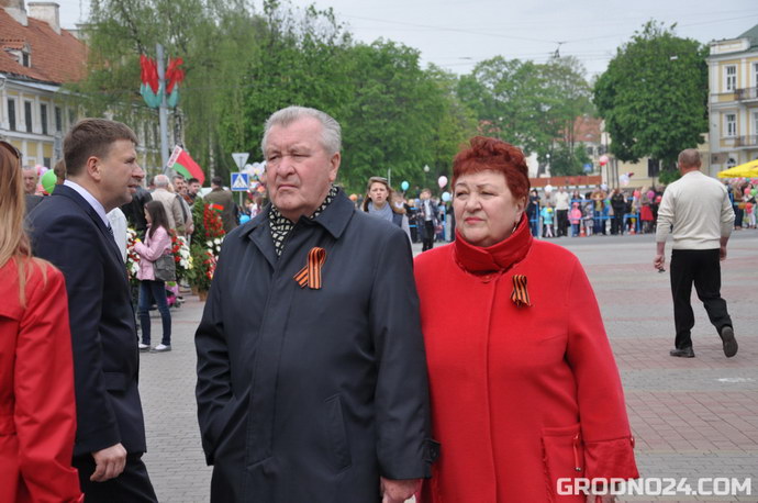 пенсионеры с георгиевскими ленточками