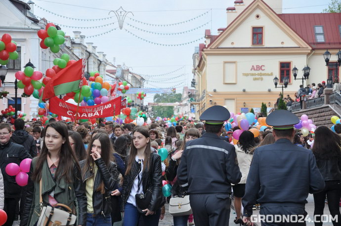 шествие по улице Советская