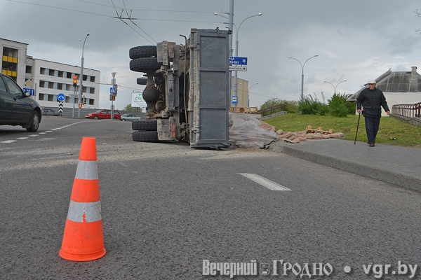 грузовой автомобиль перевернулся