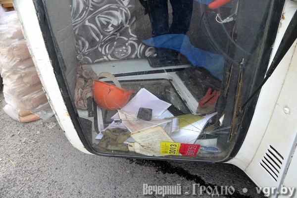 грузовой автомобиль перевернулся