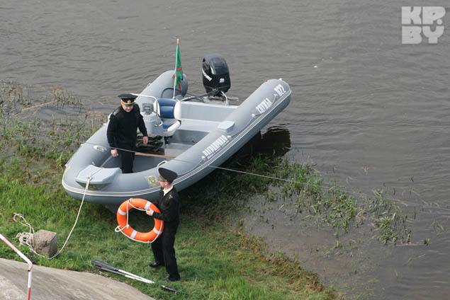 пограничники в лодке