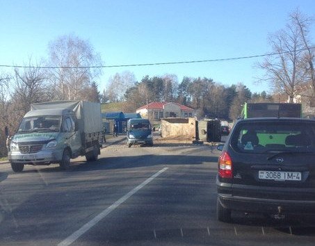 На улице Ткацкой перевернулся КАМАЗ с щебнем