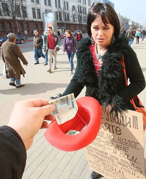 женщина просит денег на налог за тунеядство