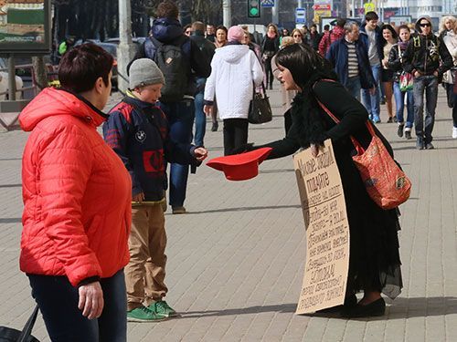 женщина просит денег на налог за тунеядство