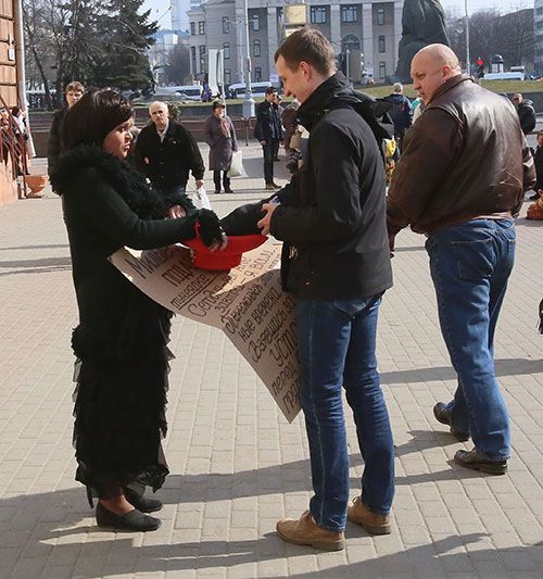 женщина просит денег на налог за тунеядство