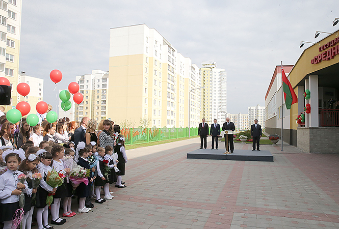 Лукашенко открыл школу в Каменной горке