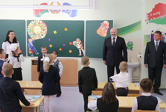 Лукашенко открыл школу в Каменной горке