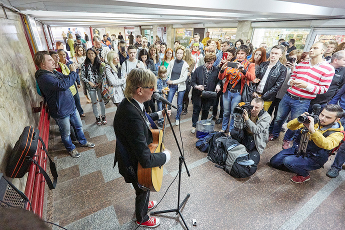 Концерт Лявон Вольского в подземном переходе