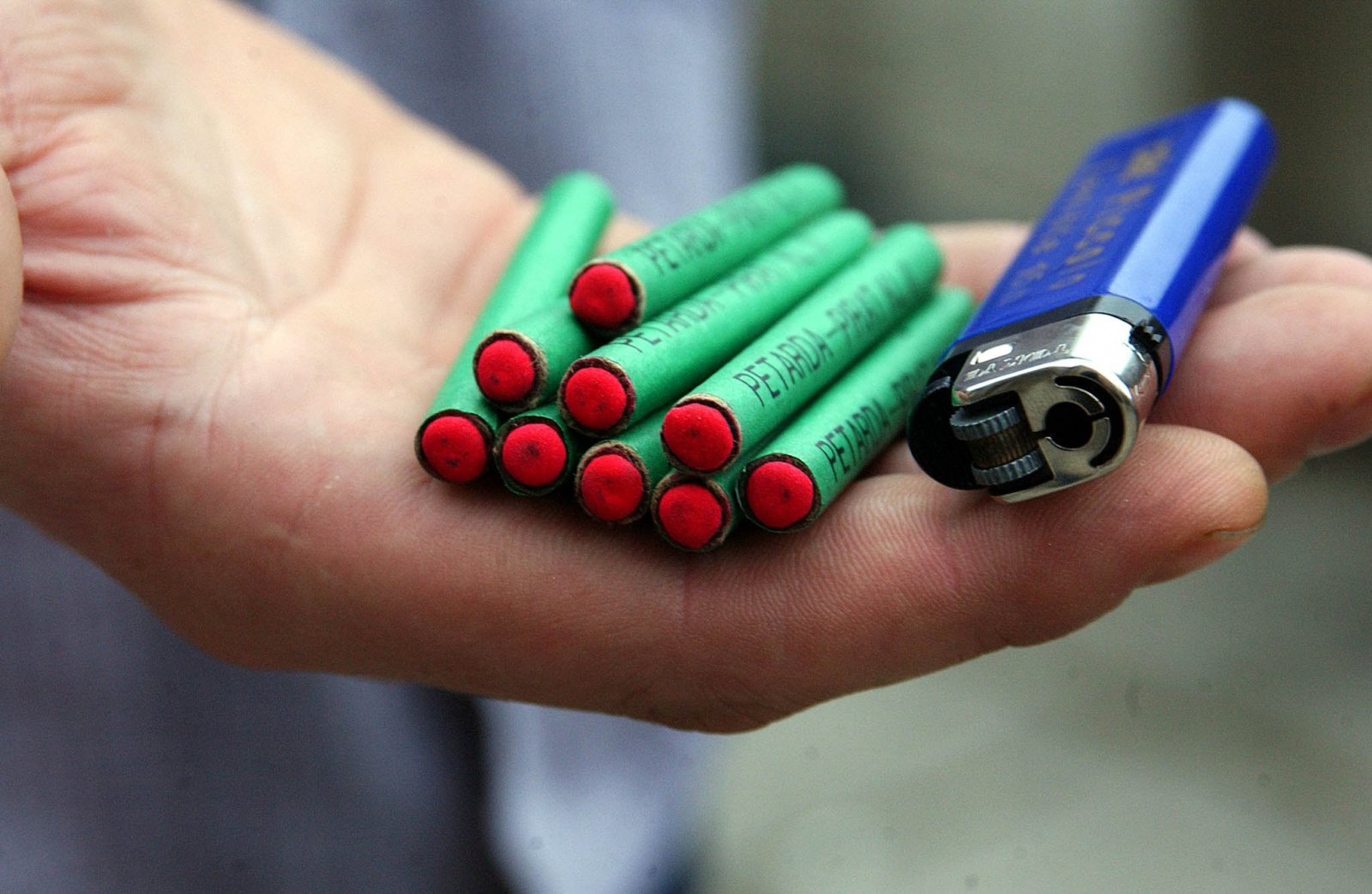 Петарды в руках / Источник: grodno24.com