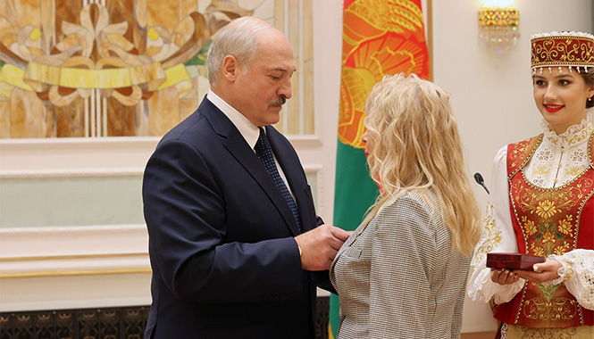 Лукашенко поручил довести среднюю зарплату медикам до 150% от средней по стране