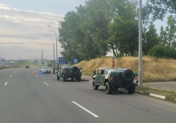 На въездах в Минск установили КПП с вооруженной охраной