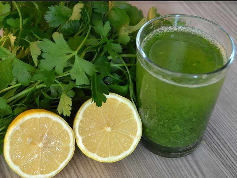 Чтобы похудеть эффективно: сок лимона и петрушки